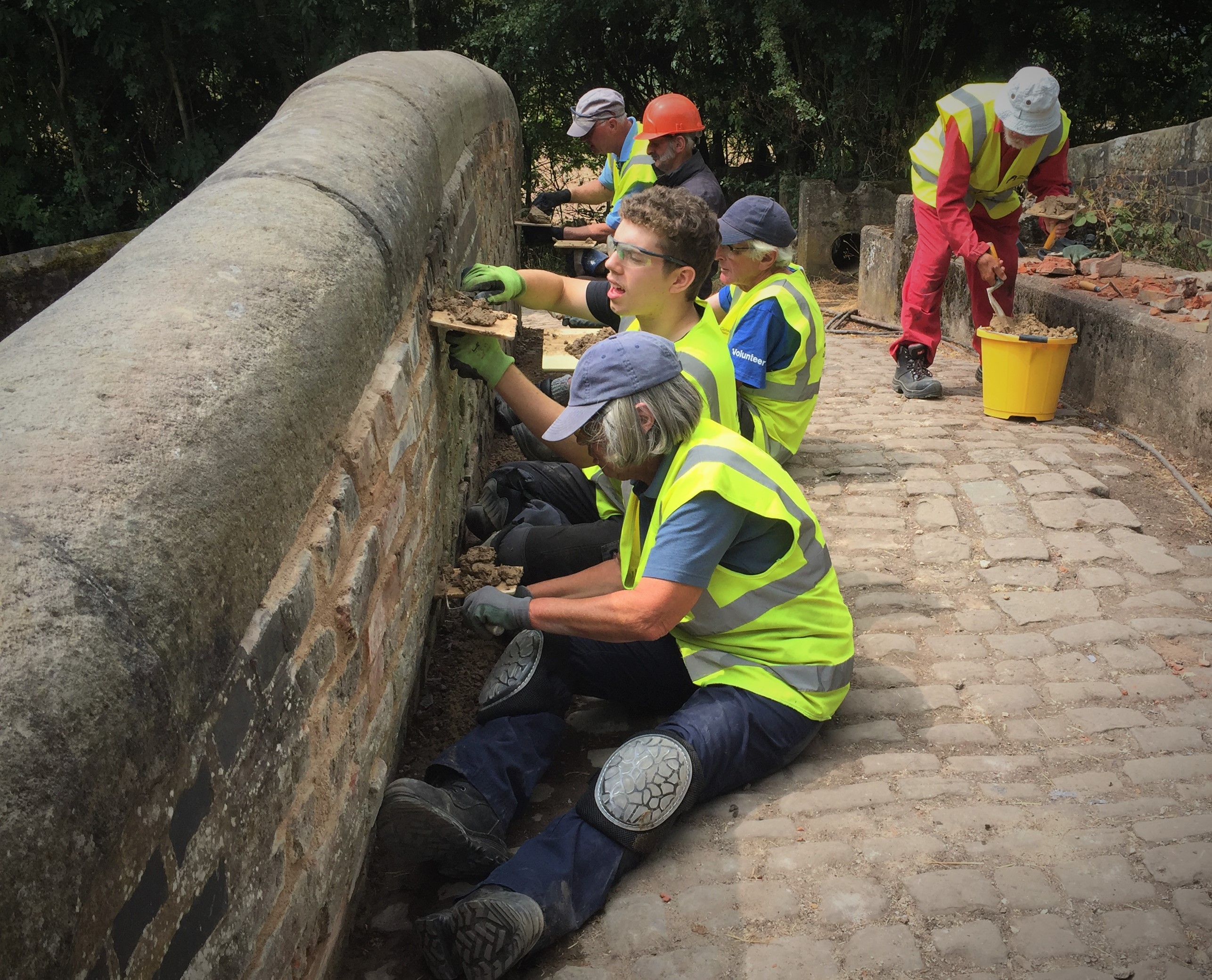 Helping the Canal and River Trust Volunteers